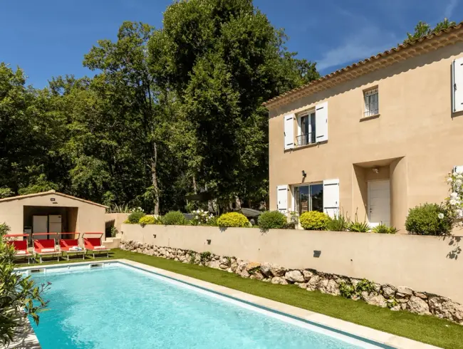 Piscine chauffée dans un jardin verdoyant