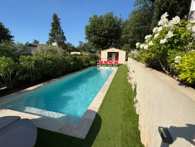 Piscine chauffée dans un jardin verdoyant
