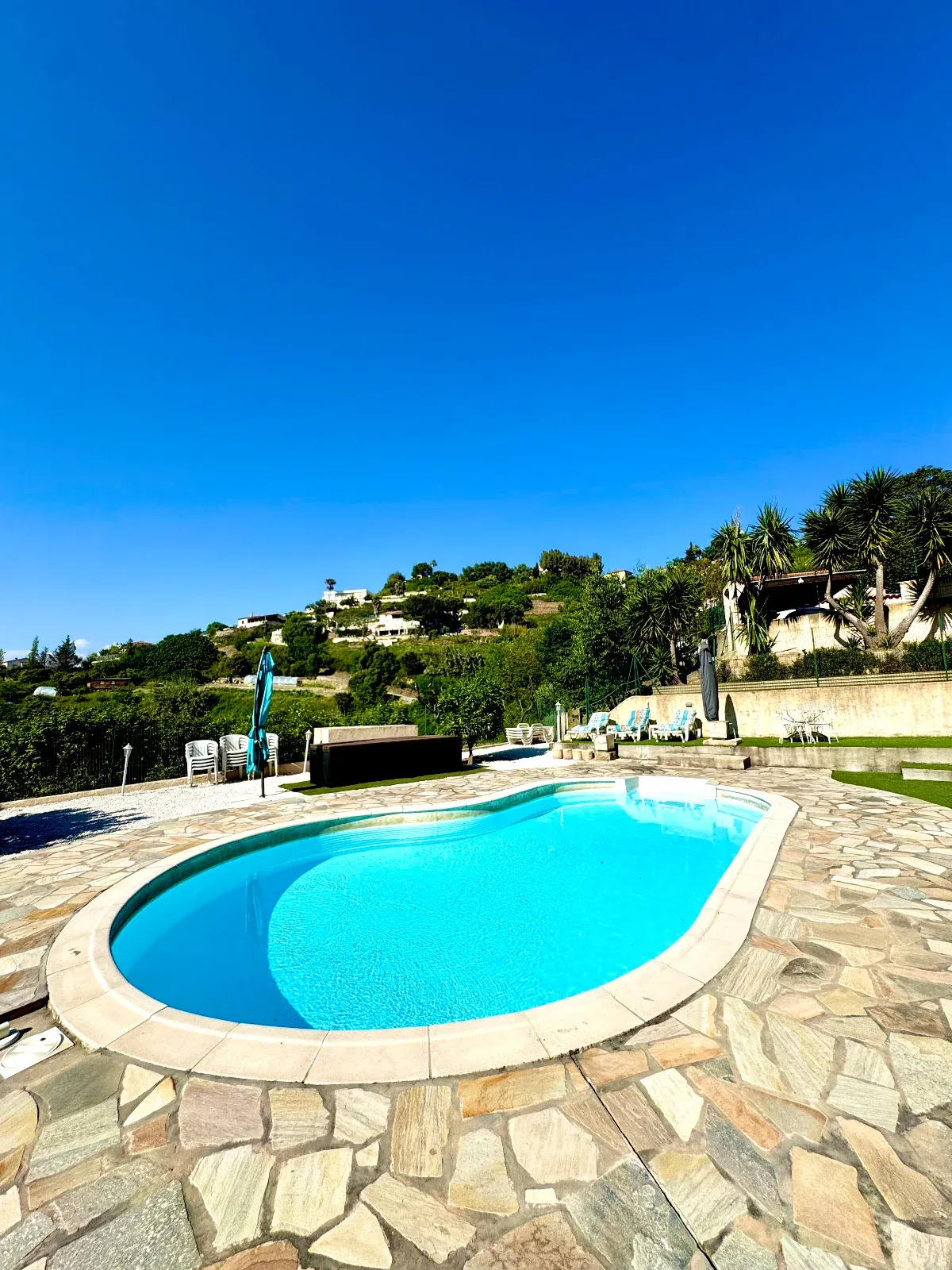 Espace Extérieur Privatif avec Piscine et Jardin à Nice