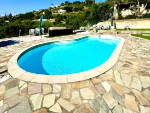 Espace Extérieur Privatif avec Piscine et Jardin à Nice