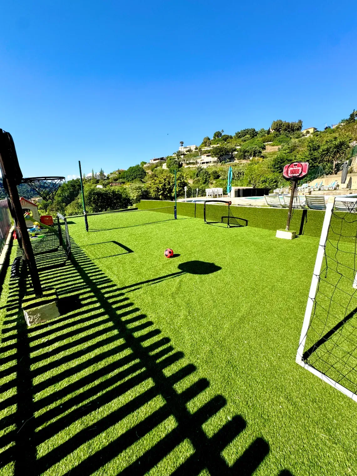 Espace Extérieur Privatif avec Piscine et Jardin à Nice