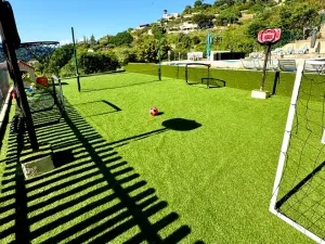 Espace Extérieur Privatif avec Piscine et Jardin à Nice