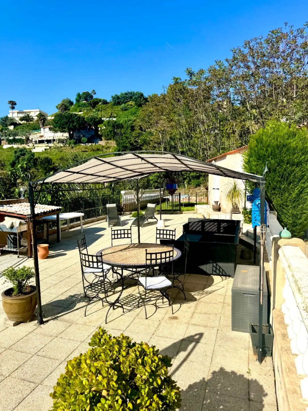 Espace Extérieur Privatif avec Piscine et Jardin à Nice