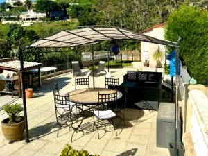 Espace Extérieur Privatif avec Piscine et Jardin à Nice