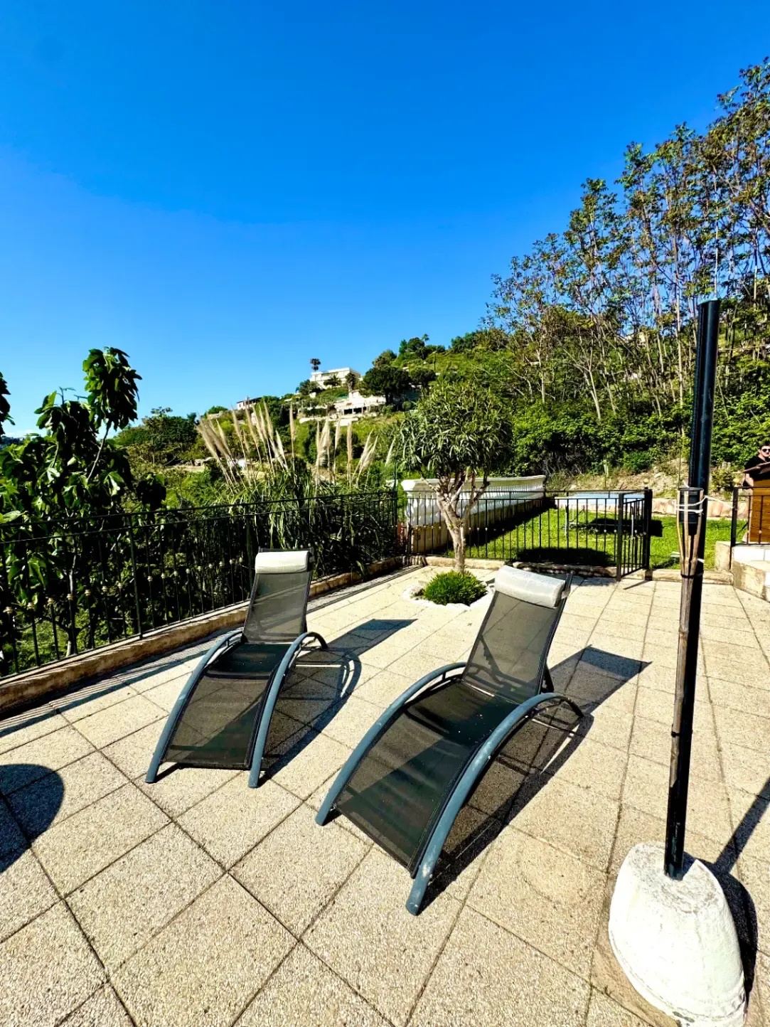 Espace Extérieur Privatif avec Piscine et Jardin à Nice