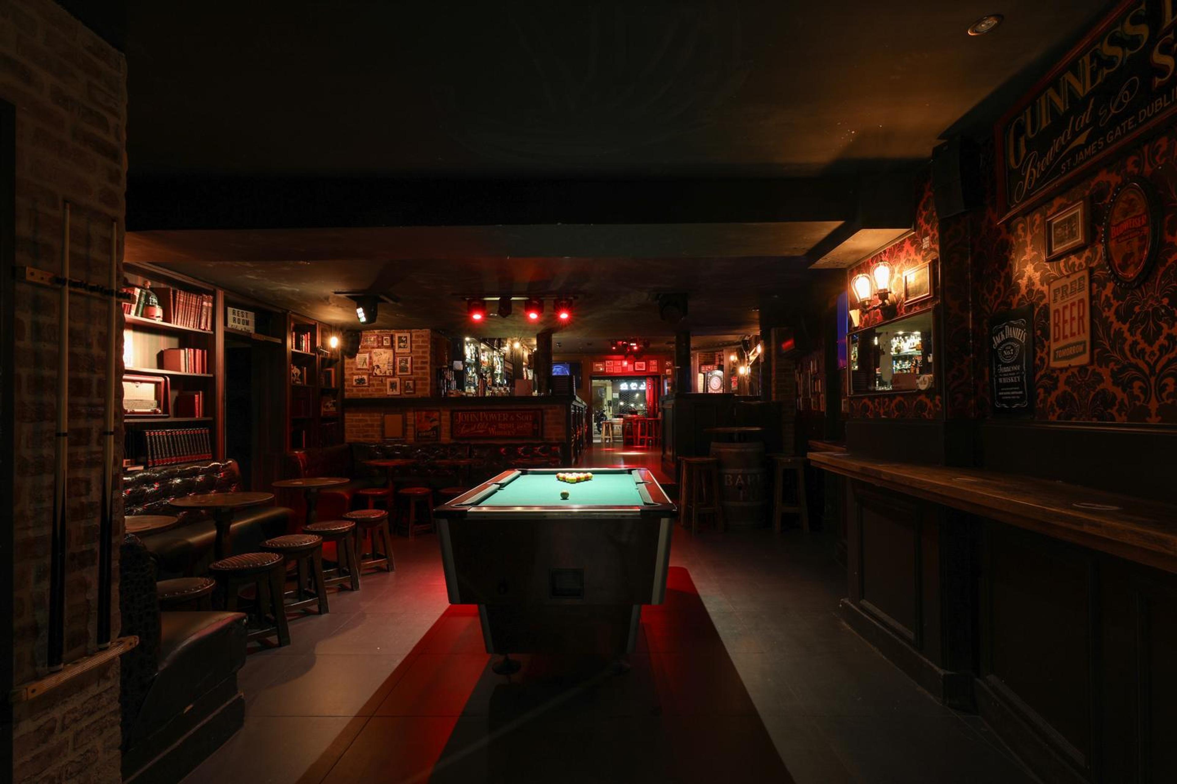 Barrel - Espace billard et terrasse