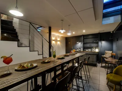 Dining room in a cosy restaurant in the heart of Batignolles