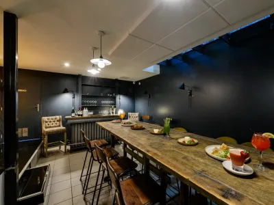 Dining room in a cosy restaurant in the heart of Batignolles