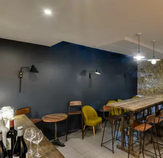 Dining room in a cosy restaurant in the heart of Batignolles