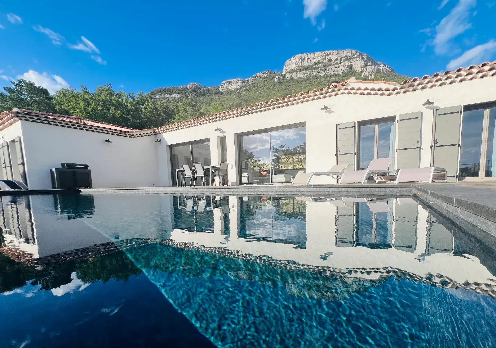 Villa with exceptional views of the Sainte Victoire
