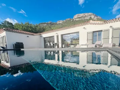 Villa with exceptional views of the Sainte Victoire