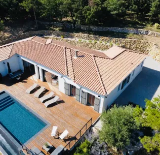 Villa with exceptional views of the Sainte Victoire