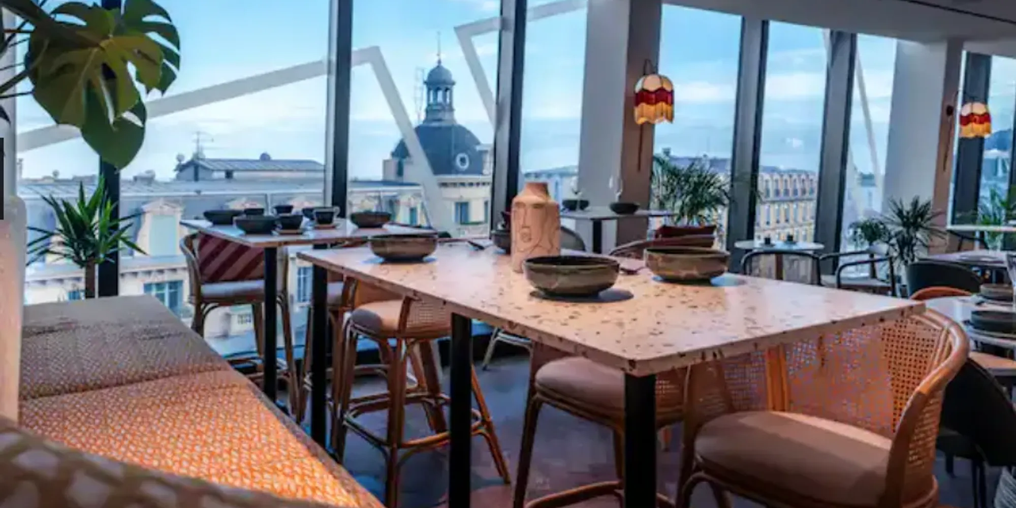 Hôtel moderne avec vue panoramique et rooftop événementiel au centre de Nice