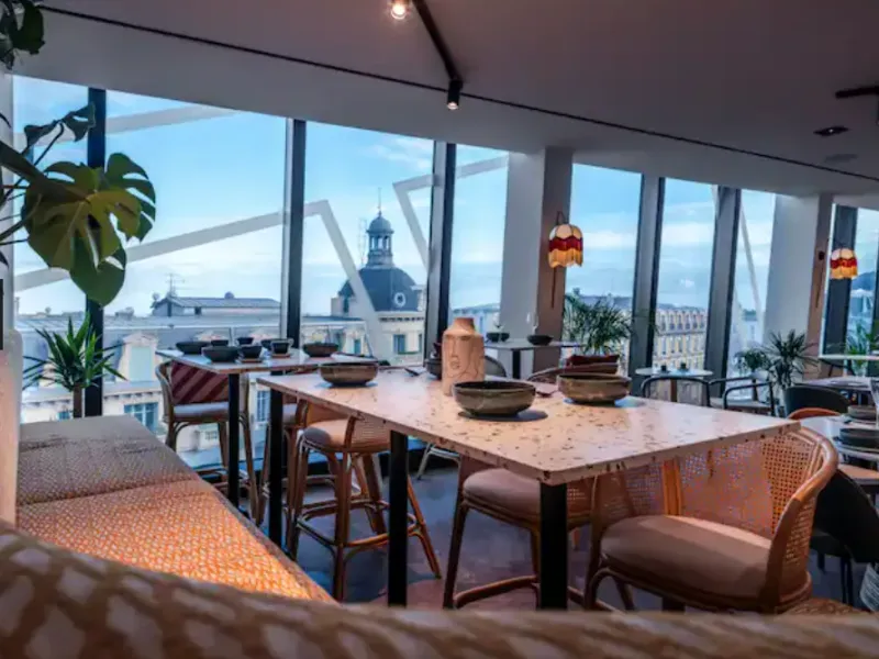 A modern hotel with panoramic view of the city of Nice