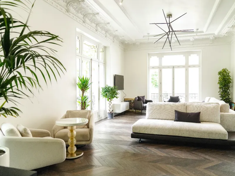 Unique 300 m² flat at the foot of the Parisian icon