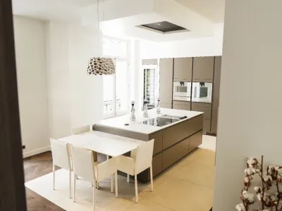 Unique 300 m² flat at the foot of the Parisian icon