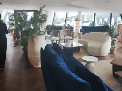 Modern Conference Room with Stunning City Views – Ideal for Seminars