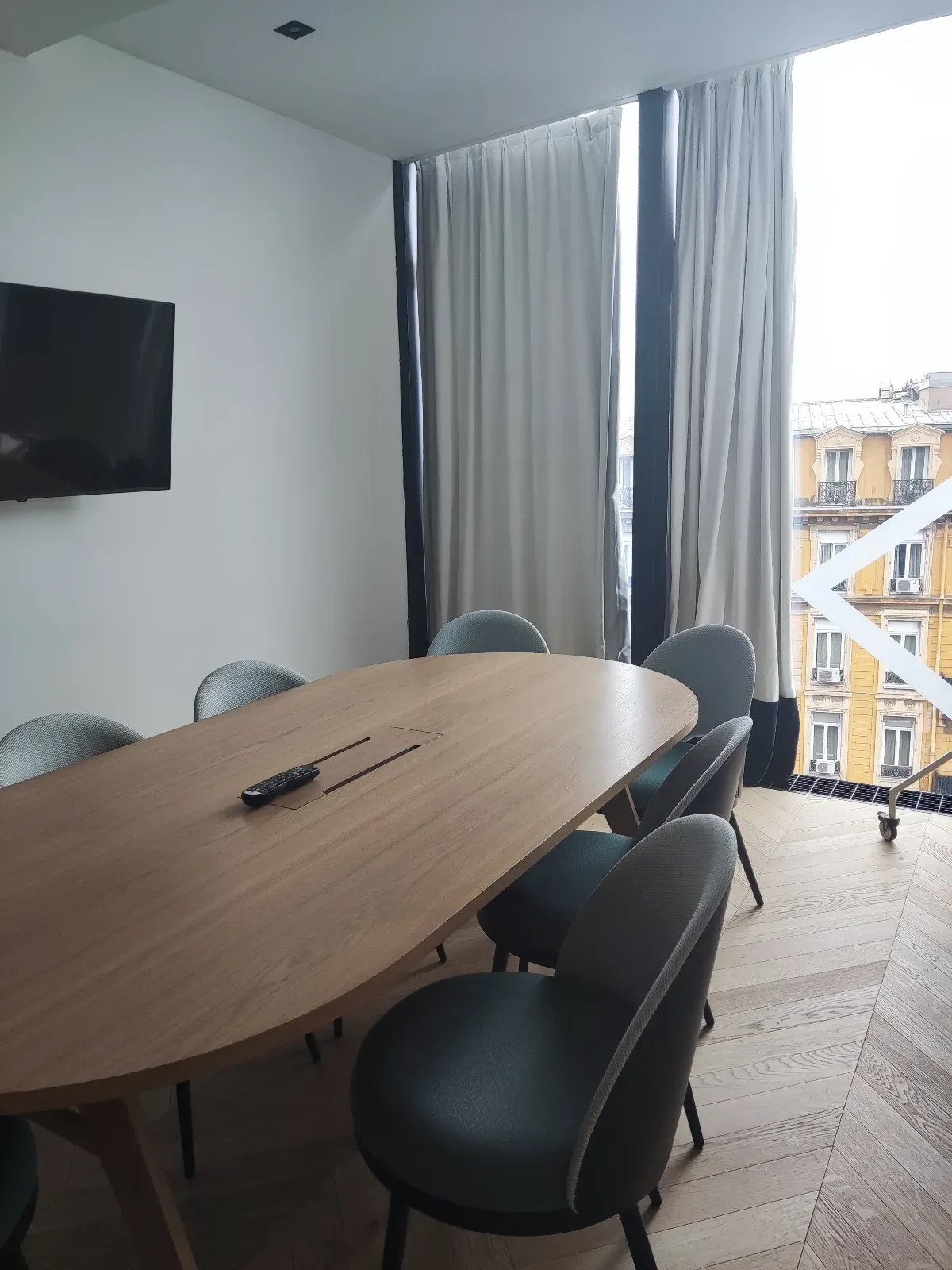 Modern Conference Room with Stunning City Views – Ideal for Seminars