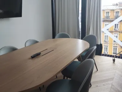 Modern Conference Room with Stunning City Views – Ideal for Seminars