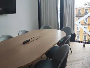 Modern Conference Room with Stunning City Views – Ideal for Seminars