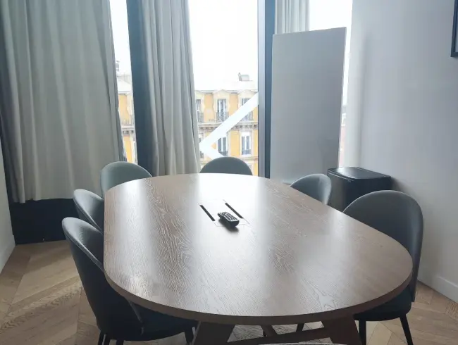 Modern Conference Room with Stunning City Views – Ideal for Seminars