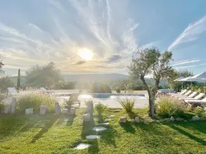 Provençal Hamlet In Parc Du Luberon