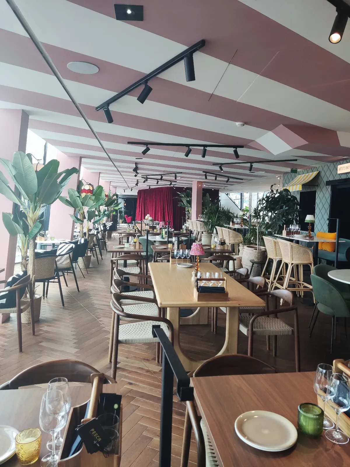 Modern 5th-Floor Restaurant with City Views in Nice