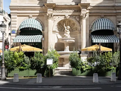 Restaurant parisien emblématique dans le quartier Opéra