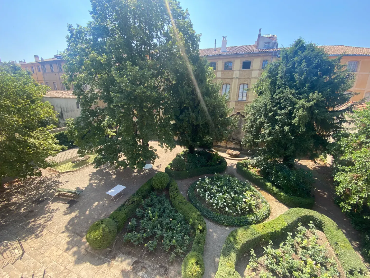 Jardin ombragé en centre ville