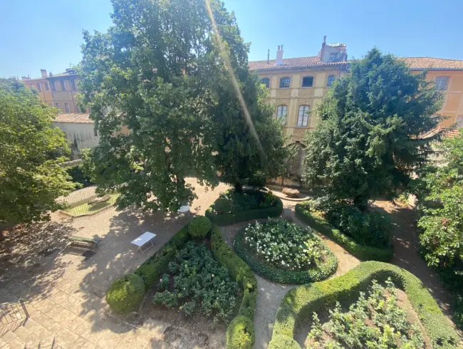 Jardin ombragé en centre ville