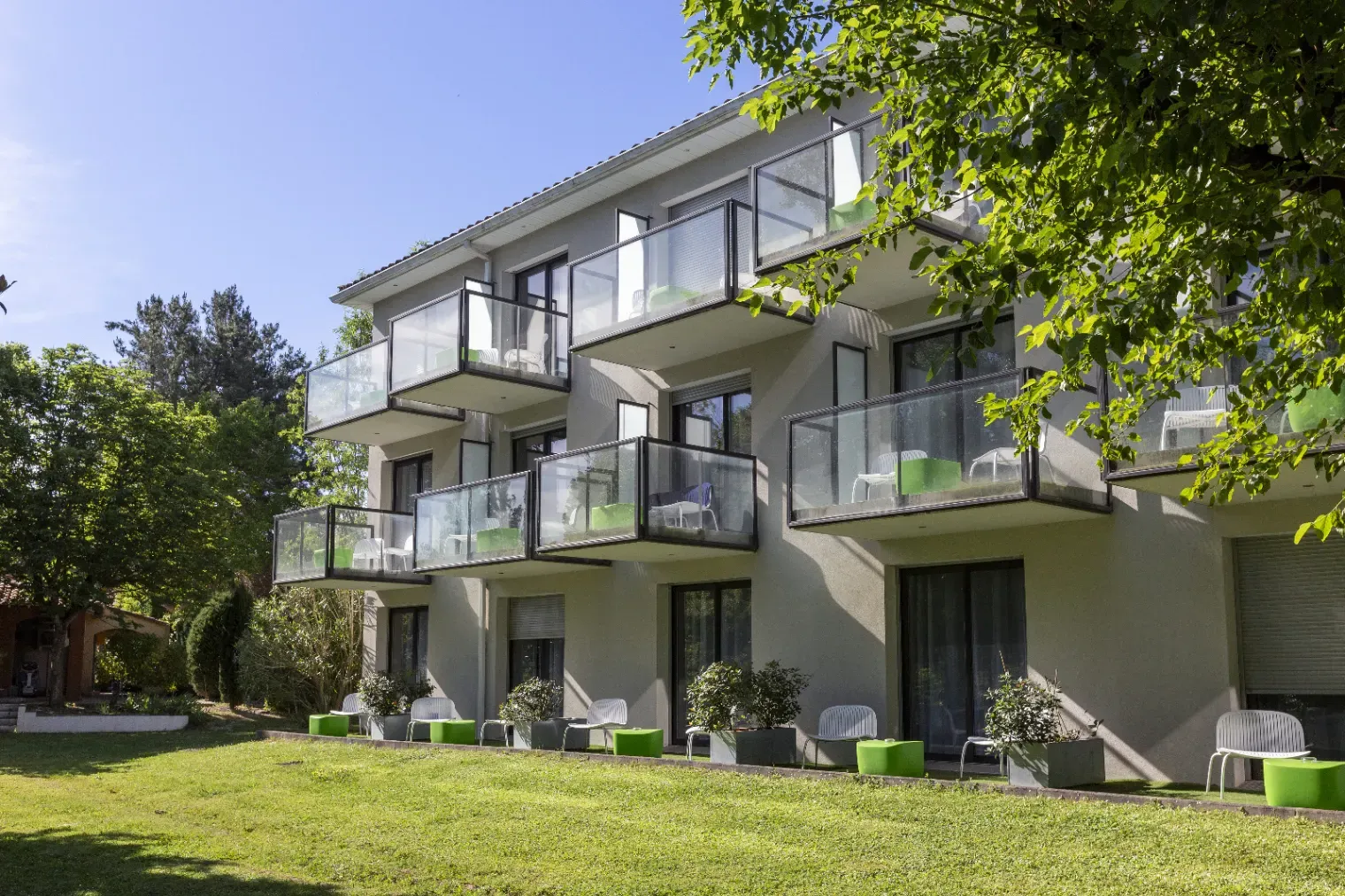 Provence Event Venue: Seminar Rooms & Poolside Gatherings