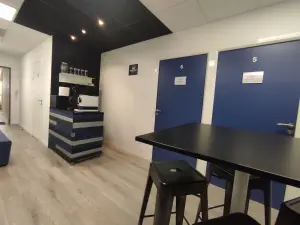 Salle de réunion toute équipée.