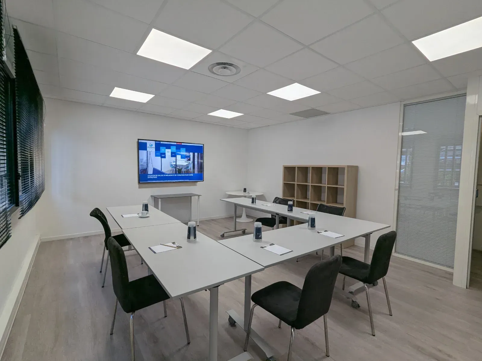 Salle de réunion toute équipée.