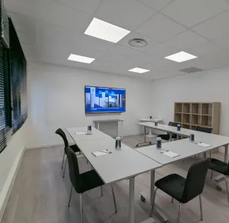 Fully equipped meeting room.