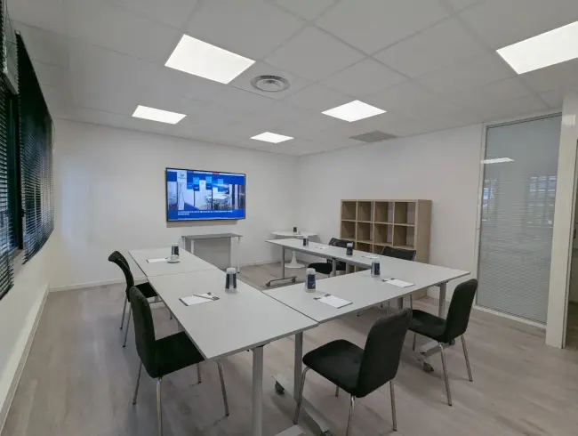 Salle de réunion toute équipée.