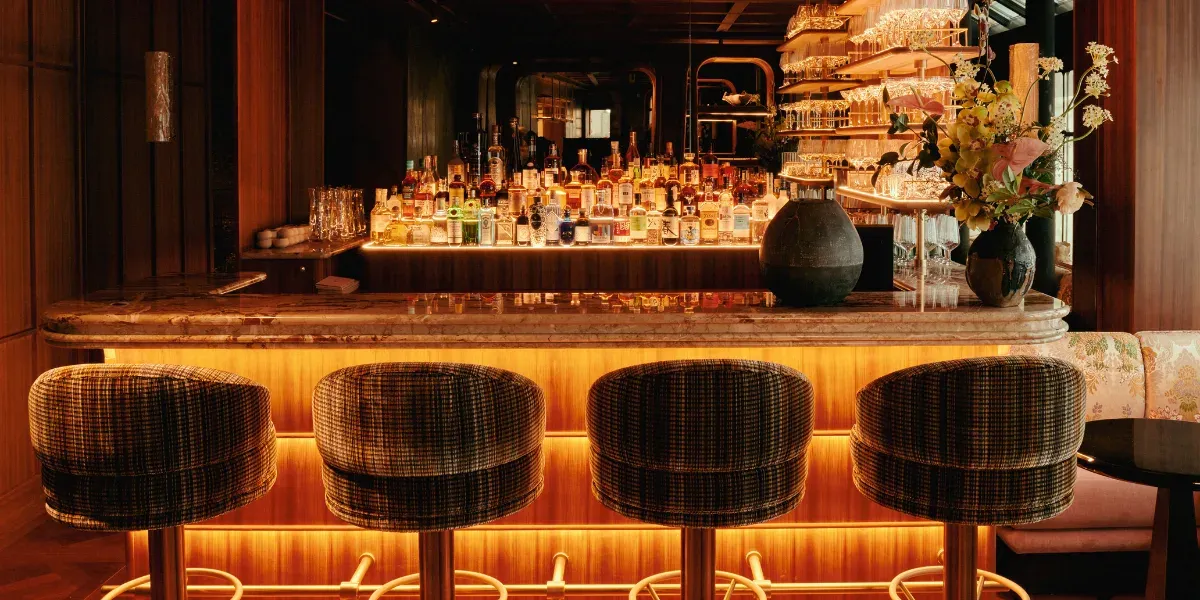 Intimate hotel bar, between French Art Deco and Japan