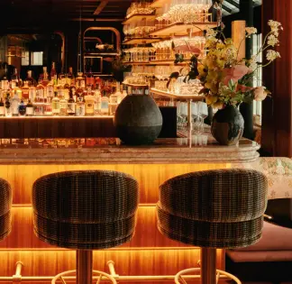 Intimate hotel bar, between French Art Deco and Japan