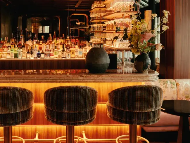 Intimate hotel bar, between French Art Deco and Japan