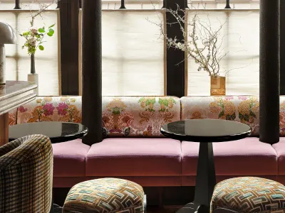 Intimate hotel bar, between French Art Deco and Japan