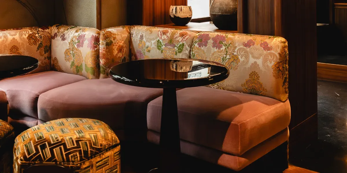 Intimate hotel bar, between French Art Deco and Japan