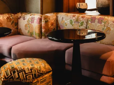 Intimate hotel bar, between French Art Deco and Japan