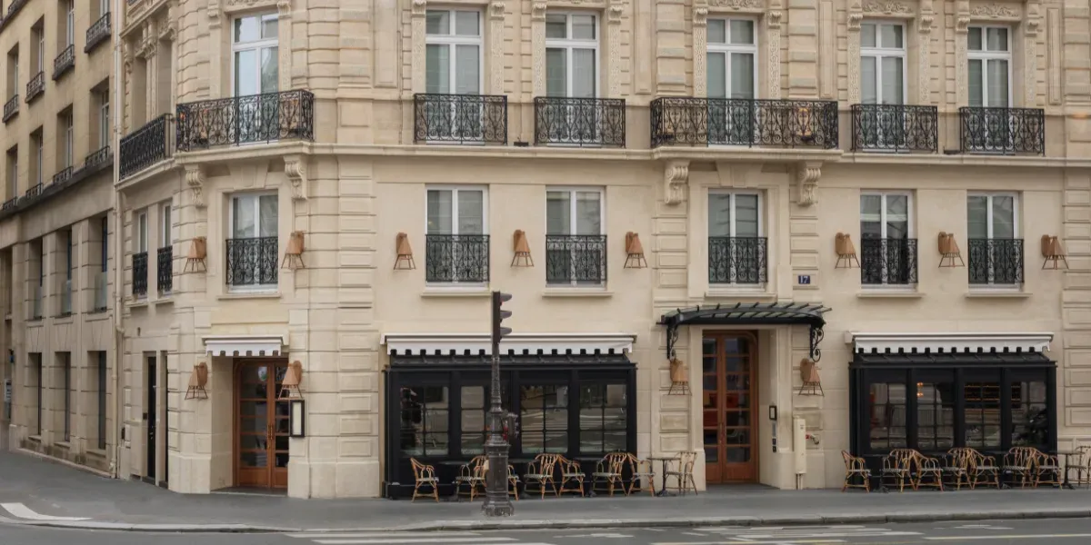 Intimate hotel bar, between French Art Deco and Japan