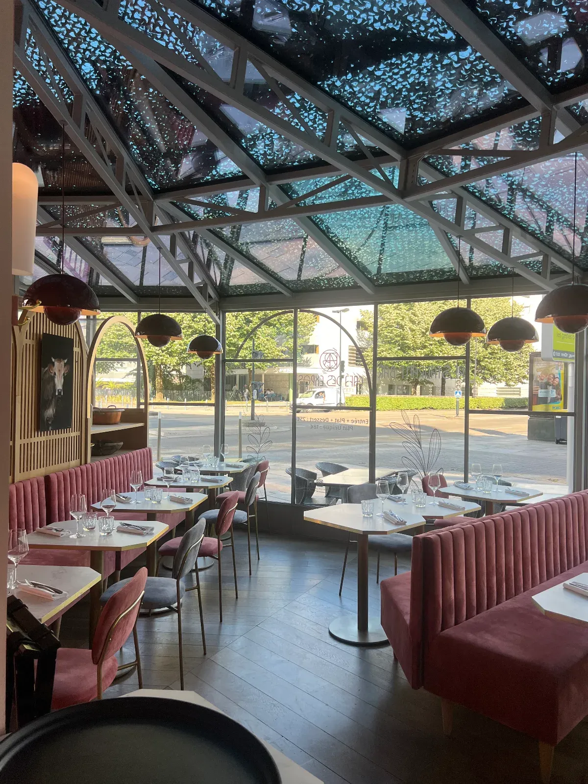 Salle de restaurant cosy, apaisante et lumineuse