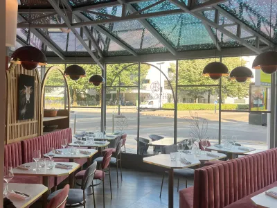 Cosy, soothing and bright dining room