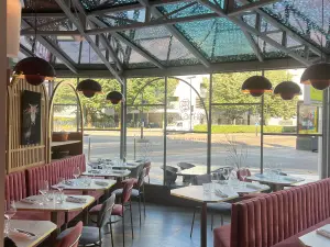 Salle de restaurant cosy, apaisante et lumineuse