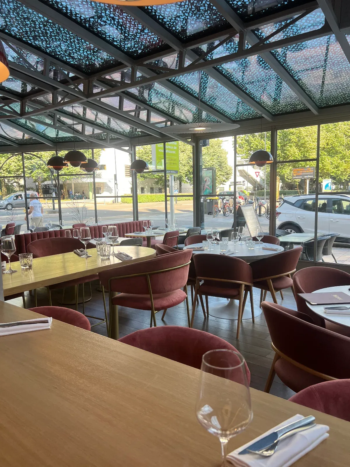 Salle de restaurant cosy, apaisante et lumineuse