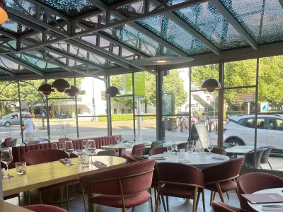 Cosy, soothing and bright dining room