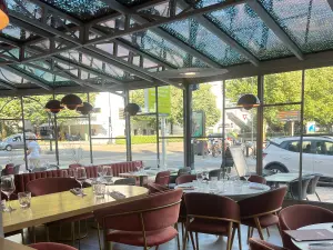 Salle de restaurant cosy, apaisante et lumineuse
