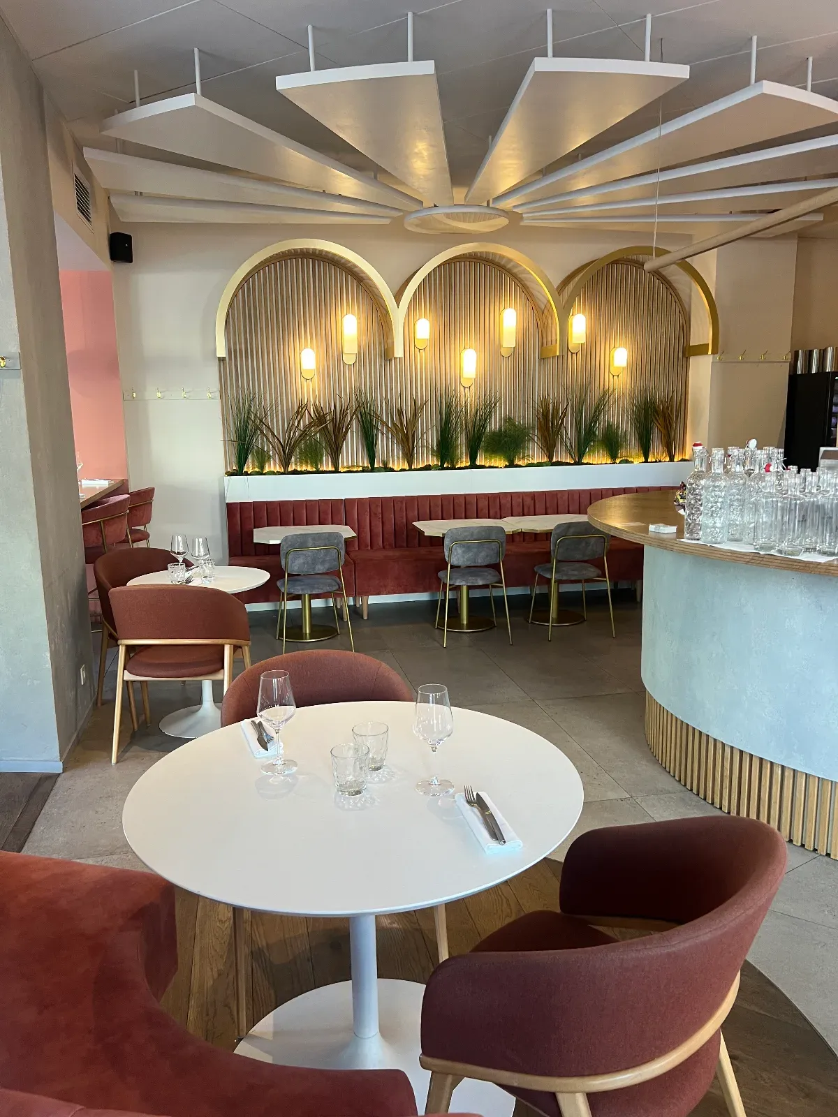 Salle de restaurant cosy, apaisante et lumineuse