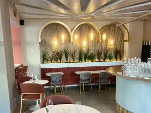 Salle de restaurant cosy, apaisante et lumineuse
